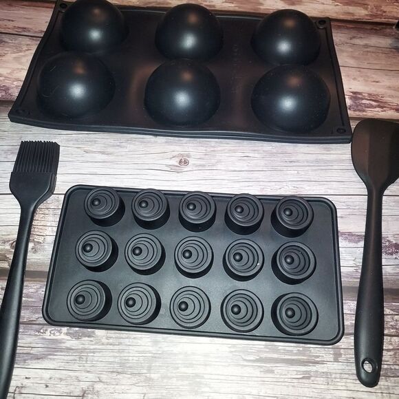 Black Silicone Baking Set - Picture 2 of 4